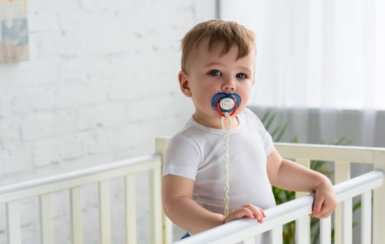 Bebeklerde Emzik ve Biberon Kullanımı Nasıl Olmalıdır? Bebeklerde Emzik ve Biberon Kullanımı Nasıl Olmalıdır?