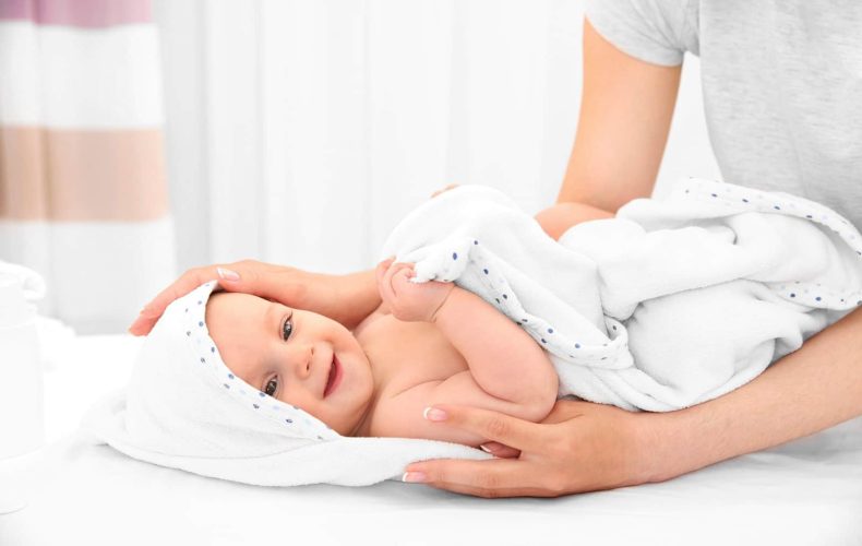 Yenidoğan Banyosu Nasıl Yaptırılır? Yenidoğan Banyosu Nasıl Yaptırılır?